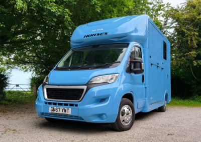 Aeos QV ST 3.5 Horsebox - front view