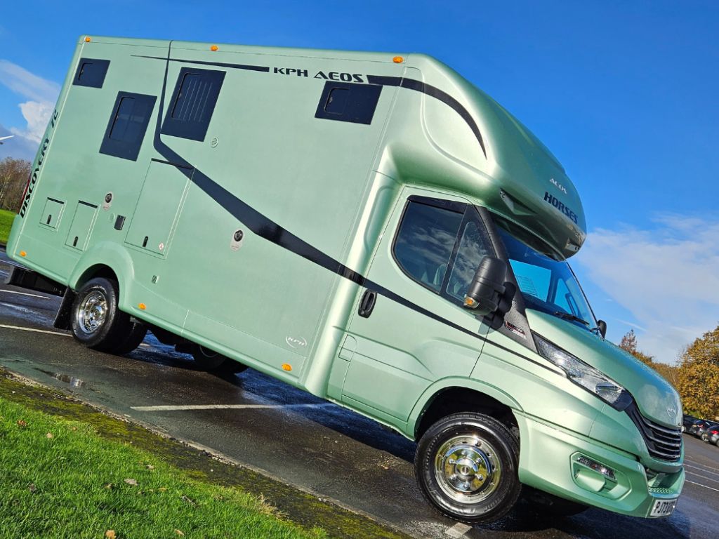 Aeos Discovery 72 horsebox - side view