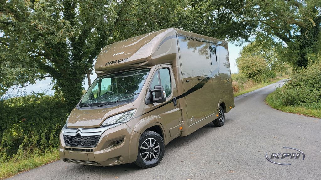 Aeos QV ST 45 - Stallion stall horsebox