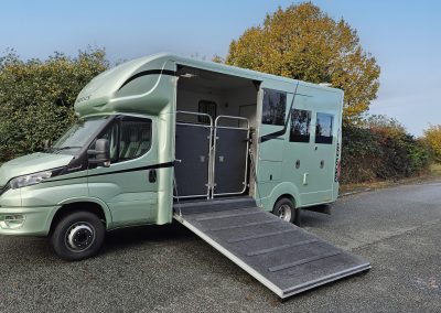 Aeos Discovery 72 with full ramp