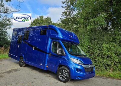 Aeos Discovery 45 horsebox in blue metallic