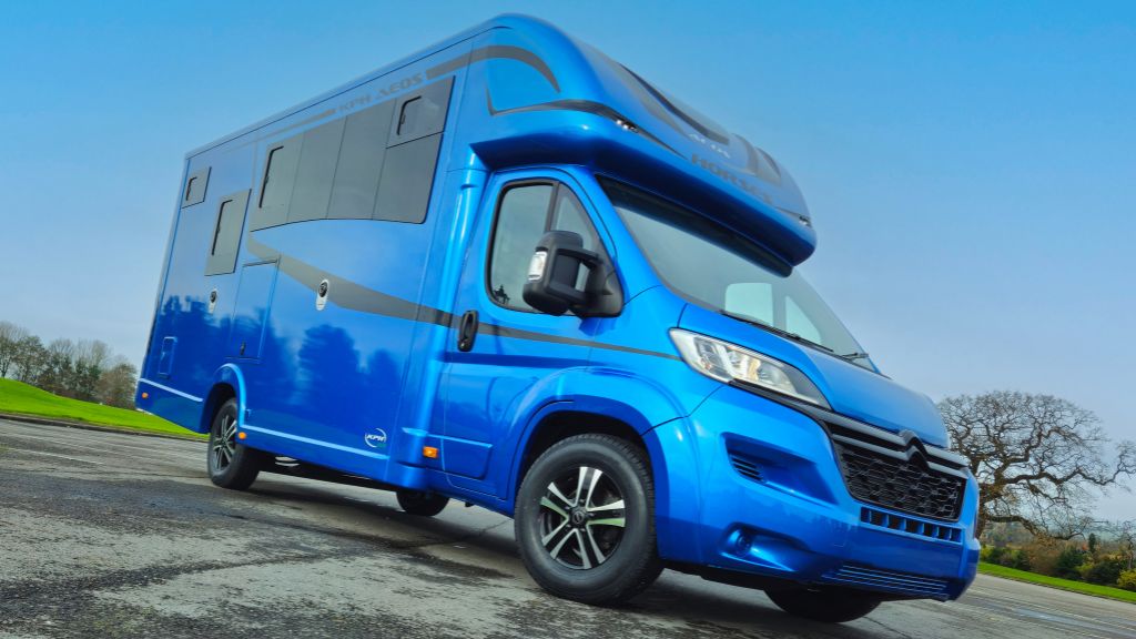 Aeos Discovery 45 in metallic ultra blue